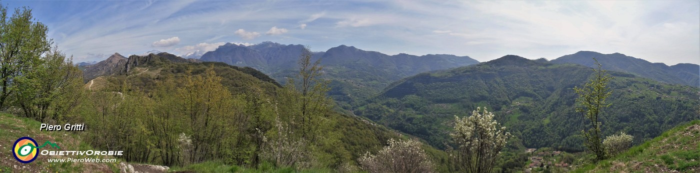 52 Alla croce di vetta del Pizzo di Spino (958 m) con  linea tagliafuoco a sx e Val Serina a dx.jpg